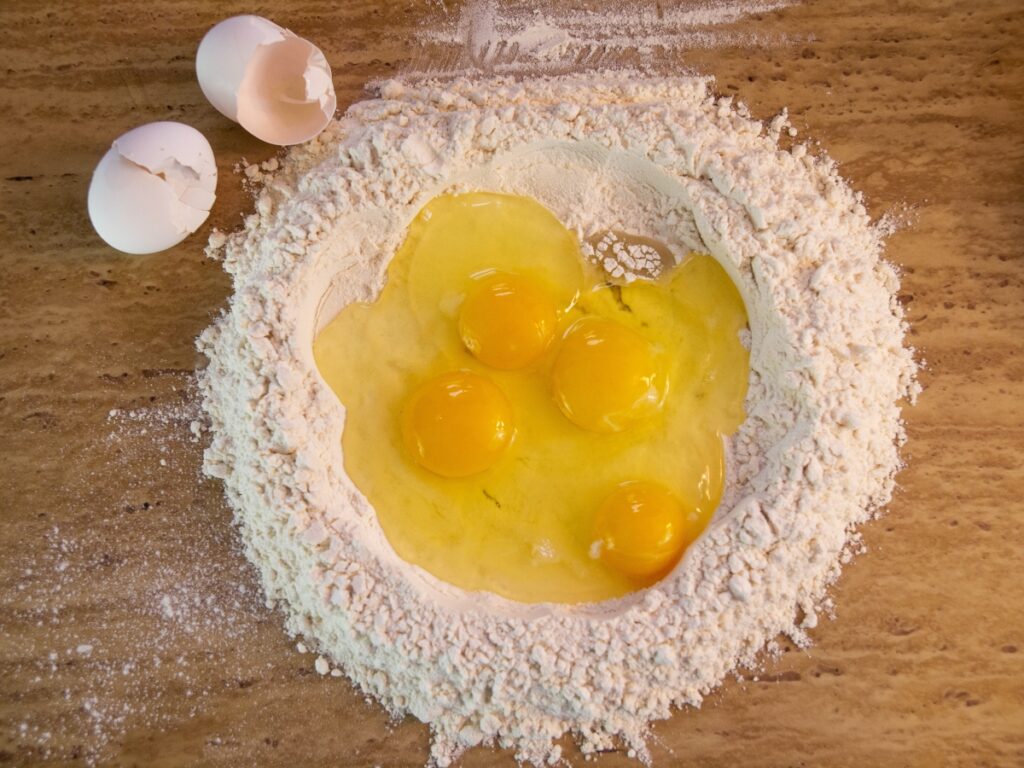 Τα αυγά στραπατσάδα είναι μία all time classic συνταγή ιδανική για πρωινό ή ένα ελαφρύ γεύμα. Ο Chef Κωνσταντίνος Κωβαίος σερβίρει με ντομάτα, τυρί φέτα και αρωματικό βασιλικό.