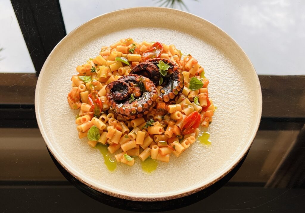 Το κοφτό μακαρόνι, ένα από τα πιο νόστιμα καλούδια της παραδοσιακής και σύγχρονης Ελληνικής κουζίνας δημιουργεί ένα ανεπανάληπτο γευστικό αποτέλεσμα σε συνοδεία με το χταπόδι που θα λατρέψετε.