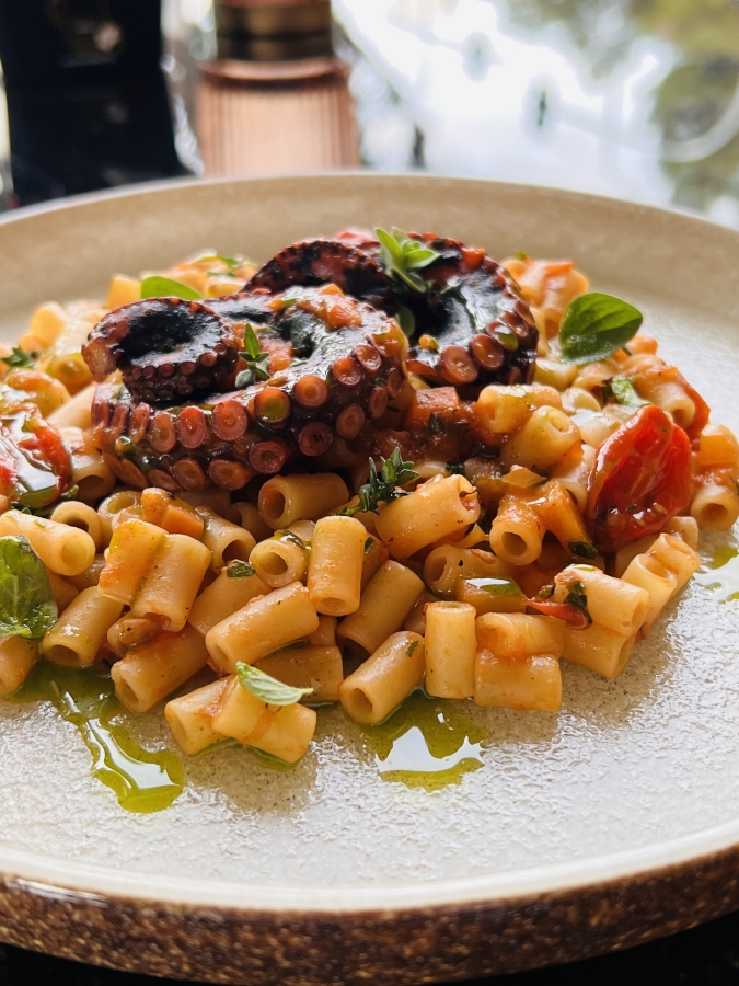 Το κοφτό μακαρόνι, ένα από τα πιο νόστιμα καλούδια της παραδοσιακής και σύγχρονης Ελληνικής κουζίνας δημιουργεί ένα ανεπανάληπτο γευστικό αποτέλεσμα σε συνοδεία με το χταπόδι που θα λατρέψετε.