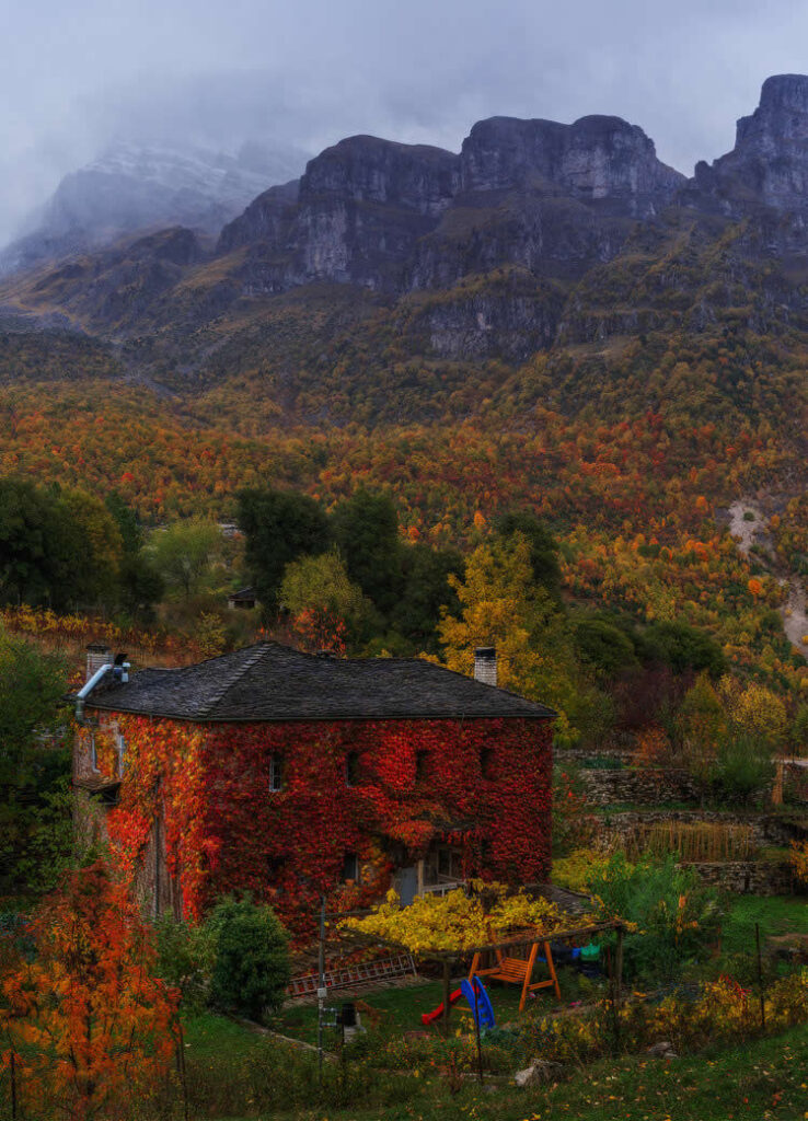 Μικρά χωριά της Ελλάδας που διατηρούν άσβεστη τη φλόγα της παράδοσης